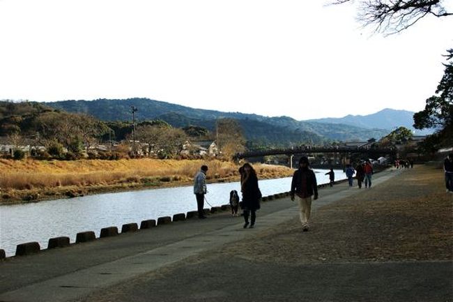 五十鈴川に沿って歩いていくといよいよ伊勢神宮の内宮です。人多いんだろうな....。