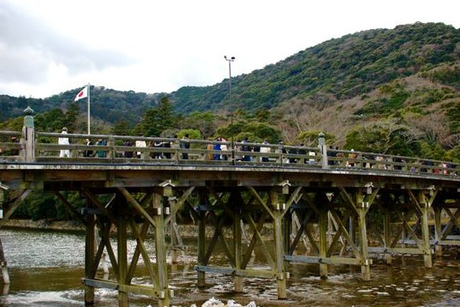 内宮へと架かっているこの『宇治橋』は20年に1度架け直すらしい。それが今年のようで、隣に工事中に通るための仮橋が架かっていました。今は橋が2コある状態。<br />