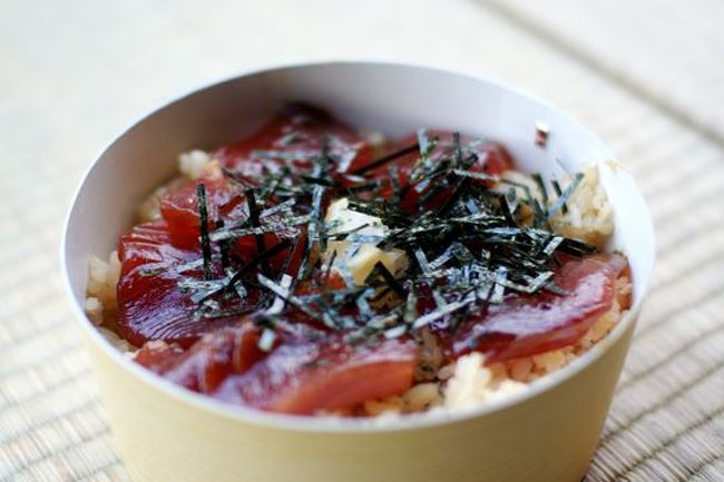 そして『すし久』でてこね寿司。てこね寿司なんて知らなかったけど、どうやら有名らしい....そしてこれがものすごい美味しかった！　酢飯になんかしててすごい美味しい！！<br /><br />もう用事はないのでとっととバスに戻って出発を待っていたら、一組のお客が帰ってきません。さっきの遅れてないのに添乗員に遅れたと濡れ衣を着せられたお客さんだ。今回は濡れ衣じゃなくて5分くらいすぎても帰ってきません。ふたりのうち一人だけ帰ってきたけど、もう一人は途中で置いてきたらしい....置いてきたのはお年寄りで歩くの遅いから、ひとりが先に帰って、バスに待っててもらってと言って.....みたいな作戦なんだろうけど、まあ添乗員の切れっぷりがすごくて『何やってるんですか！　まったく！　さっきもそうでしたが時間を守ってもらわないと困るんですよ！　新幹線にみんなが乗れないんですよ！』ってさっきのはおまえが勝手に遅れたことにしてるんだけど....。今までいろんなバスツアーに参加してきたけど、こんな添乗員初めて....。<br /><br />そうこうしているうちに、笑顔でおばあちゃんが帰ってきました。笑顔もどうかと思うが....。<br /><br />というわけで、運転手さんの機転のおかげでなんとか時間内に名古屋について、無事帰れました。年越し一泊二日の旅行はやっぱり疲れるなぁ....今年の年末は南国でのんびり年越ししたいな。 