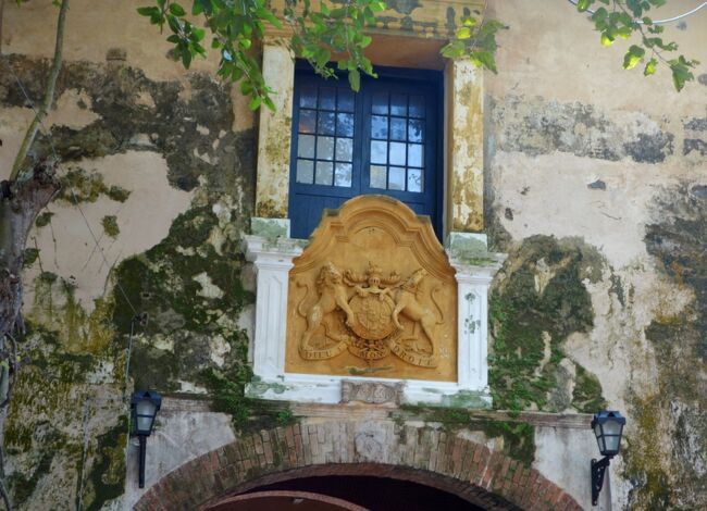 ゲートの上部にイギリスの紋章が刻まれている。<br /><br />