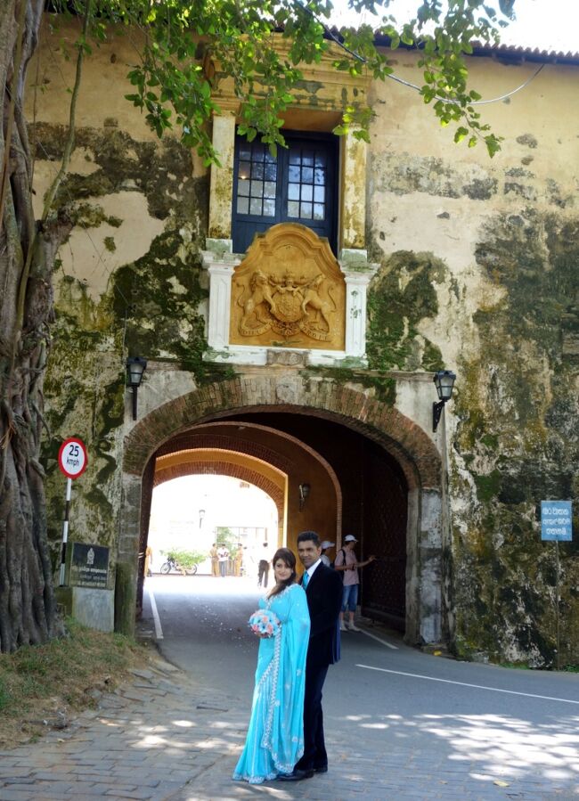 そして、そこには美しく着飾ったカップルが写真撮影中♪<br />何と、新婚旅行中だとか。<br /><br />新婦がカラーのサリーを着ているのが、その証拠なんだって。<br />（純白だと、まだ汚れがないという意味らしい）<br /><br />それにしても、新婚さんに良く会うわ?（笑）<br />お二人とも、お幸せに♪