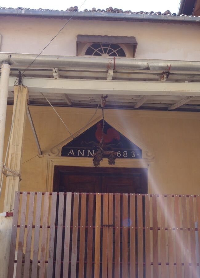 赤いニワトリのモチーフを発見！<br /><br />実はこのニワトリは、ここゴール（ガッラ）の名前の由来にもなったもの。<br /><br />1501年、ポルトガルの船がこの岬を通った時にニワトリが鳴くのを見てこの名前が付いたとか。<br /><br />ポルトガル語でニワトリはGallus→Galle(ガッラ）となったそうだ。