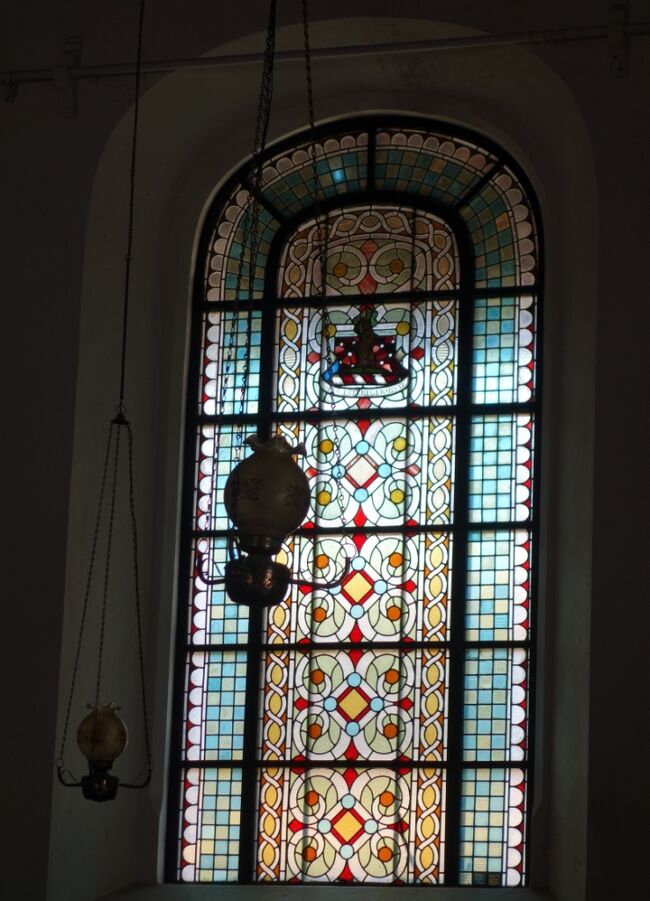 窓には色鮮やかなステンドグラスと<br />天井から下げられたランプがなかなか素敵♪