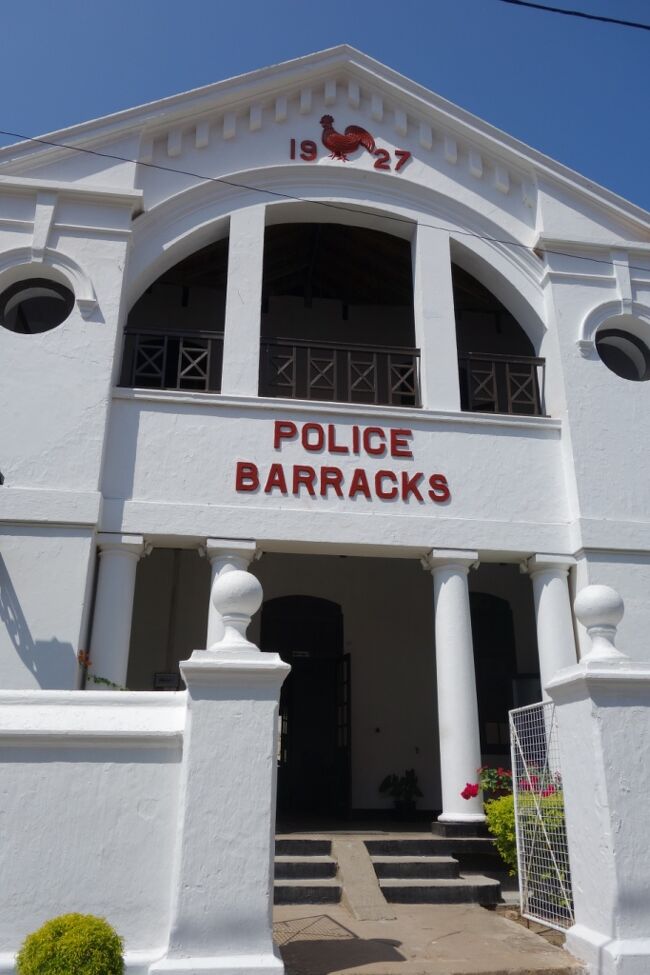 警察署の入り口にも真っ赤なニワトリの絵が。