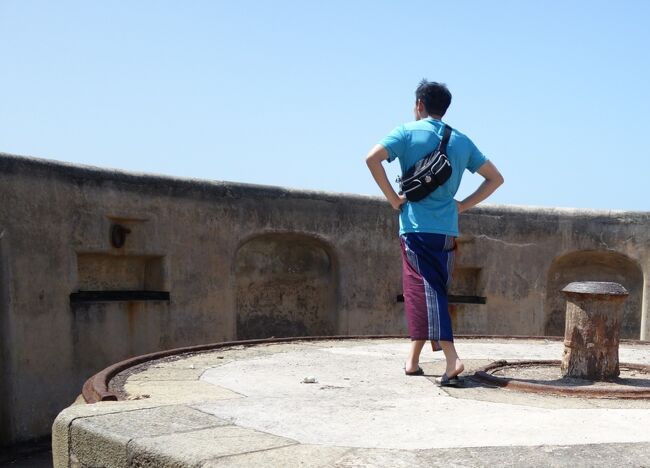 見晴台でインド洋を望む とよ夫。