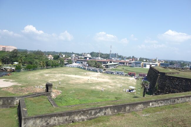 そんな砦の下広場では、クリケットを楽しむ子供たち。