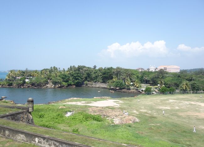 ここゴールは2004年に起きた、スマトラ沖地震により大きな被害があった場所。<br />奥に見える森林一帯が津波に飲み込まれてしまった。<br /><br />当日、ゴールだけでも4千人超える死者が出たそうだ。