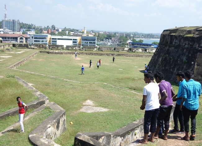 赤いTシャツの彼は、仲間に加わりに行くのかな？