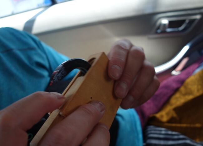 すると…<br />箱からニョロ〜ン<br /><br />((((；ﾟДﾟ)))))))<br /><br />中から真っ赤な舌を出した、真っ黒なヘビ！！<br />スリランカ版びっくり箱だったのだ！<br />これ、マジ驚いたわ^_^;<br />車内は大爆笑（笑）<br /><br />昨日から元気のない私のために、サプライズだったみたい。<br />ありがとう、アンドリューさん♪