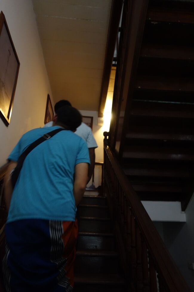 階段を上った所がレストランらしい。