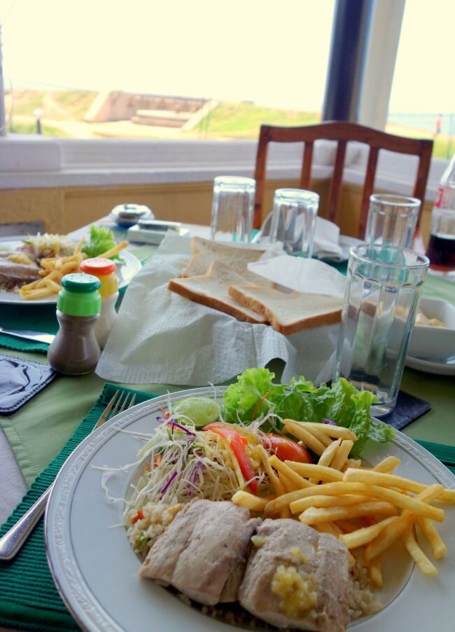 注文したのは、この近くで獲れた魚料理。<br /><br />ずっとカレーばかりだったから、あっさりした魚料理が妙に美味しい♪