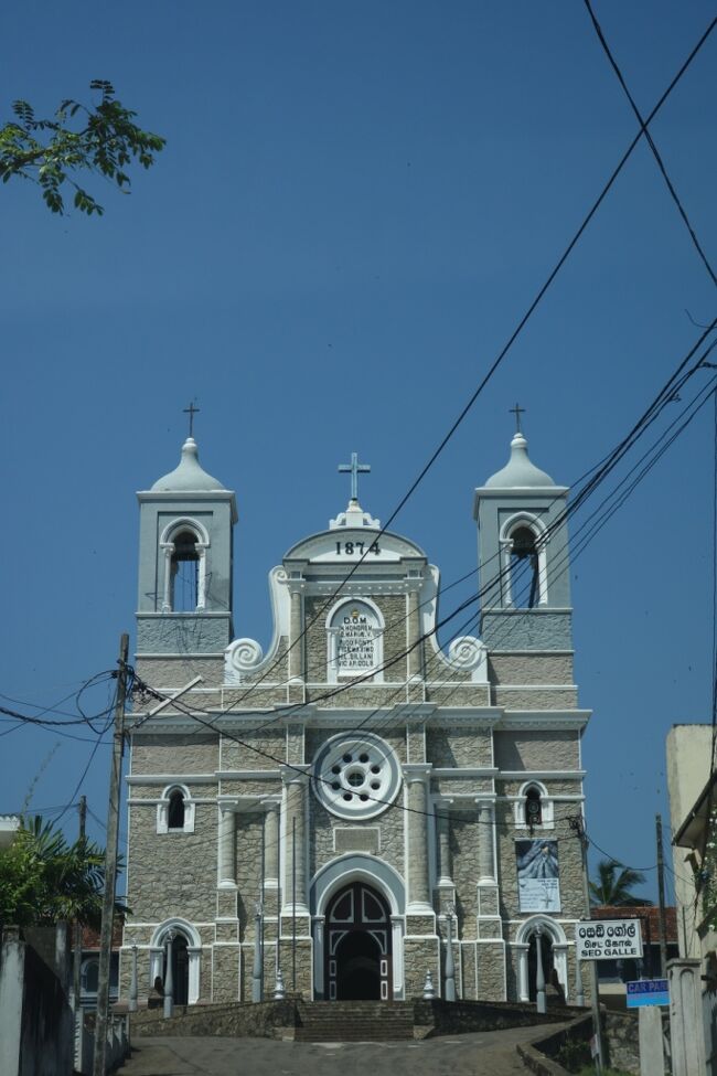 こちらには教会。<br /><br />ここはスリランカ！？