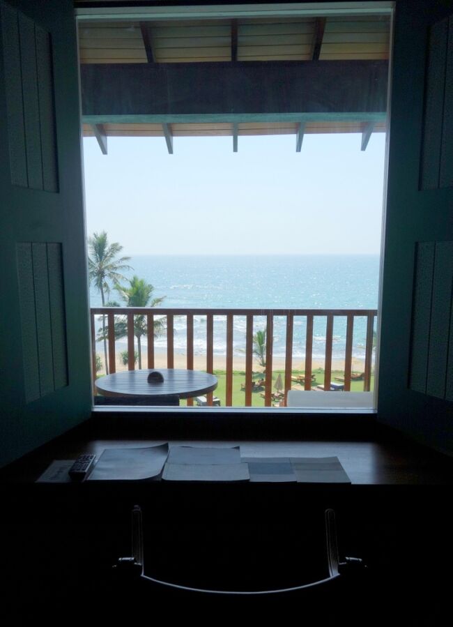 部屋戻って窓を開けると海がキラキラして眩しい！<br /><br /><br />スリランカの中でも、ここはやっぱりリゾートなんだね。