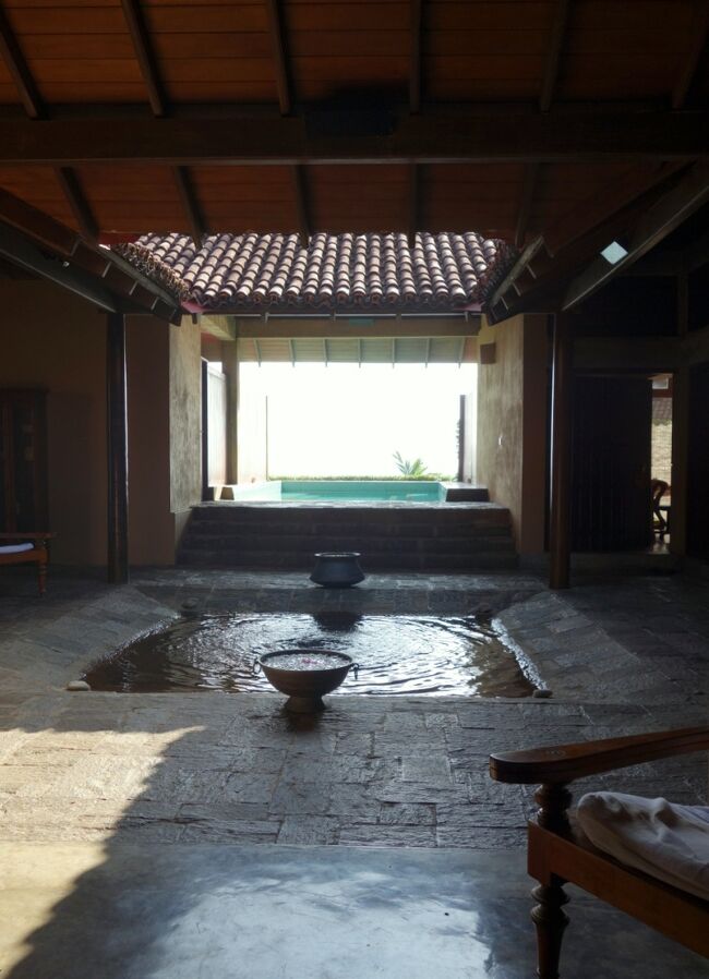 身体に塗られたオイルは浸透するまで洗い流さない方がいいと言われたので、<br />持参したサロンを巻いてお部屋に戻ります。<br /><br />昨日からのいろんな出来事と長い車移動で疲れ切った心と体が癒されたよ。<br />担当はいてくれた女性にチップを…と思ったら、<br />Σ（ﾟдﾟlll）うっかり部屋に忘れてるし！<br /><br />慌てて部屋に戻り、改めて手渡す羽目に。<br />とよとよ的には海外あるあるです…