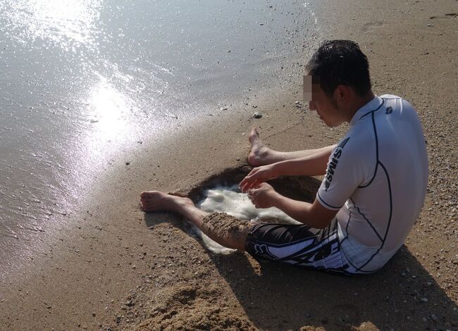 いましたいました！<br />ランカウイ同様一人黙々と穴を掘ってる。<br />