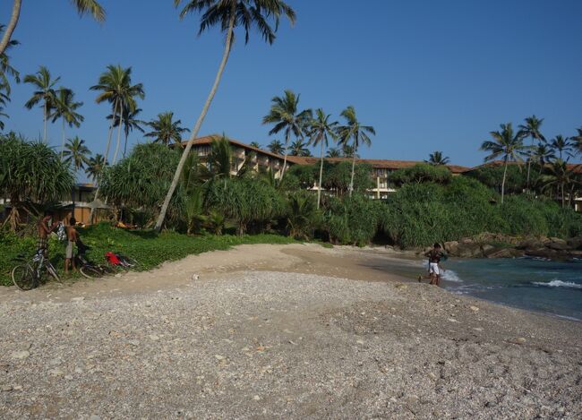 ここのビーチは砂ではなく小さな小石の浜辺。