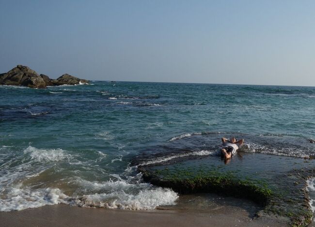 大きな真っ平らな岩の上で日光浴したり、前半の旅と違ってここは本当にリゾート