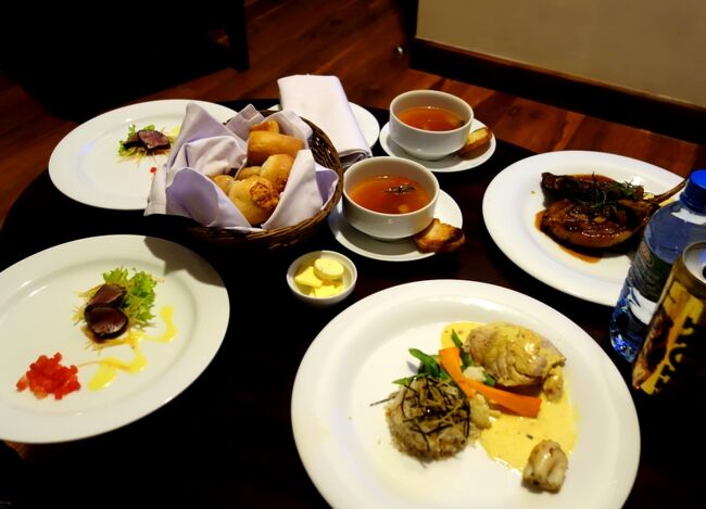 夕食は出かけるのが面倒で、<br />お部屋に運んでもらいました。<br />コース料理を全部運んでもらったので、結構な量！
