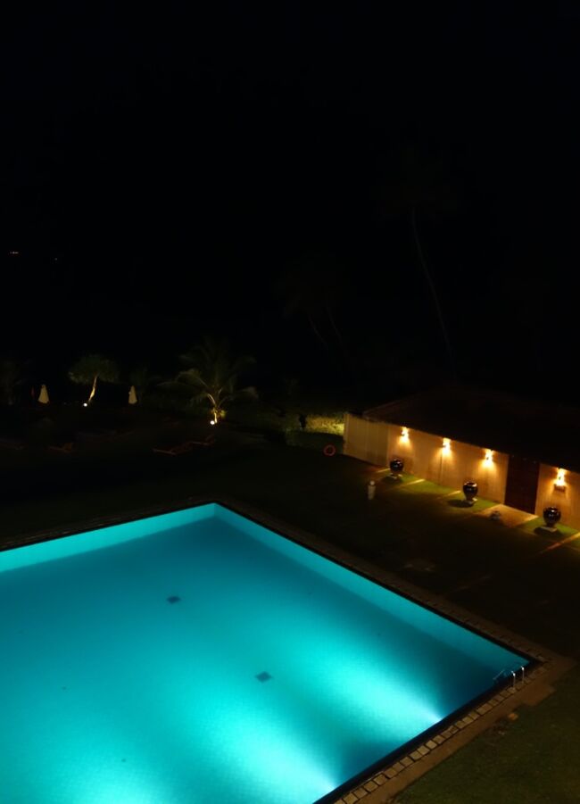 バルコニーに出るとライトアップされたプールが幻想的。<br /><br />明日はいよいよスリランカ最終日。<br />最後の最後に思い掛けないサプライズが待ってるなんて！？<br /><br /><br /><br /><br /><br /><br /><br /><br /><br />