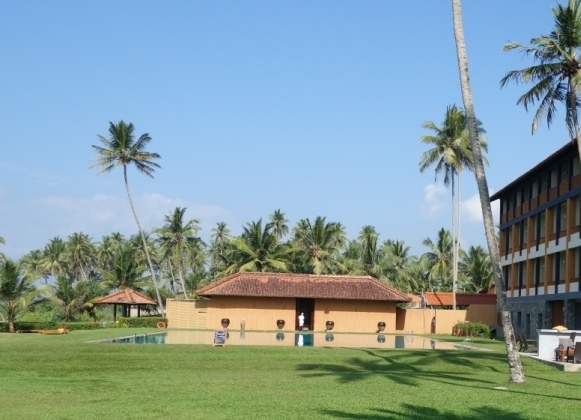 わたしは一人、予約したスパへ。<br />メインプール奥に見えるのがスパの建物。