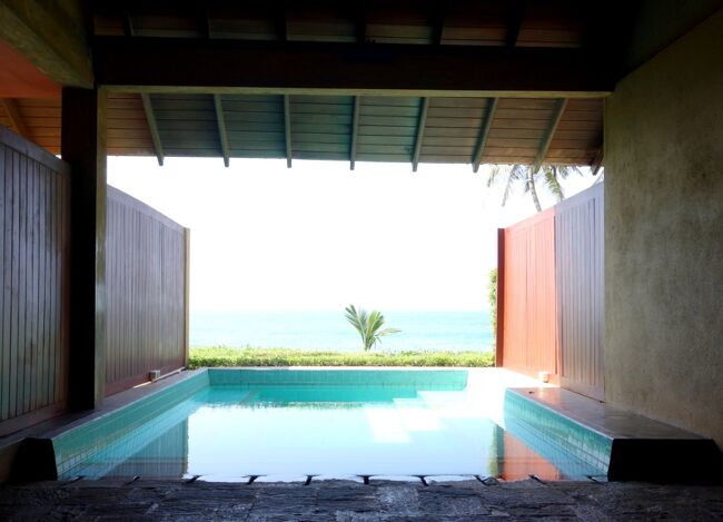 スパ内にもプールがあって、そこからインド洋が見える。<br />
