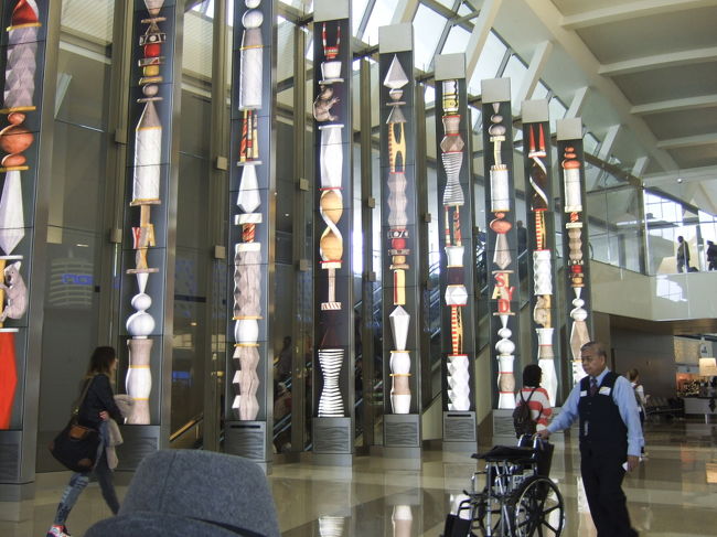 最後は空港（LAX）で。<br /><br />税関では息子の買ったハリーポッターの杖が何やら怪しい一物と判断され、鞄の中を物色されました。さすが魔法の杖です（笑）<br /><br />数年前より幾分チェックがゆるやかになっていますが、入国の際、指紋を採られたり荷物をひっくり返されたりと、いつもながらにまるで犯罪者扱いみたいに感じます。<br /><br />安全上仕方ないのでしょうが、いつもアメリカに行く時は億劫になります。<br />早く平和で友好な世界が訪れないでしょうか。