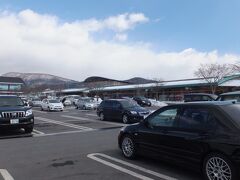 「軽井沢・プリンスショッピングプラザ」に来ました。
アイスパークからは１５分ほどです。

駐車場に車を入れます。
まだまだ、空いていますね。