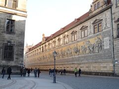 その壁画「君主たちの行列」。
1868年に制作されたときは漆喰だったのですが、1907年-1908年にかけて、マイセンの陶器タイル25000枚で作り直してあります。
大戦の戦火を潜り抜けた大作です。

列の後ろの方には、作者本人が描かれています。