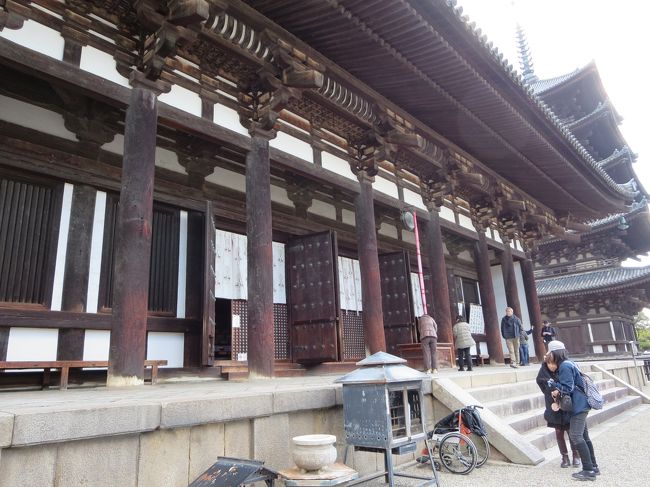 まずは、東金堂へ。