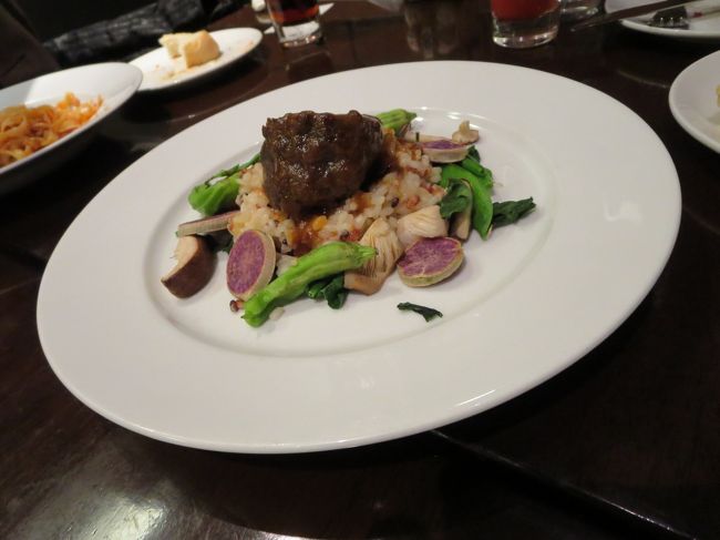 夏さんの頼まれたお肉も、おいしそうでした！<br /><br />周りの紫色の野菜、なんだろう？と思って、お店の方に聞いたらお芋の一種だそうです♪