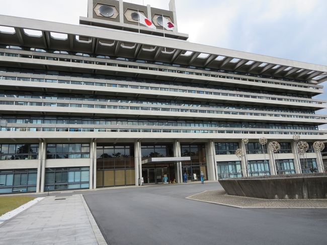 では、まず県庁の屋上へ！<br /><br />無料で、３６０度の景色が楽しめる、おすすめスポットです♪