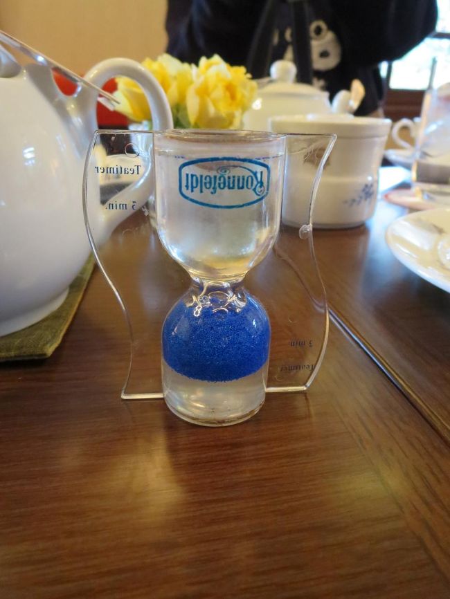 紅茶は、この水時計（？！）が落ちてから淹れます。