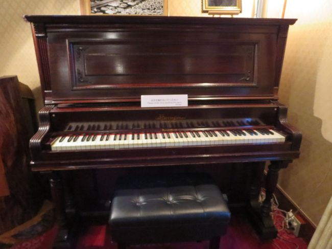 ＪＯＥＣＯＯＬさんのお仕事の時間がせまってきたので、私と夏さんはホテルを探検して駅に向かいます。<br /><br />これは、有名な「アインシュタインが弾いたピアノ」です。