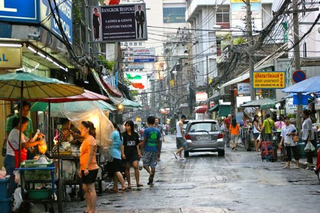 到着が夕方だったので、夕飯を食べにサイアム地区まで徒歩で移動。しかし混雑してるわ、暑いわ、くさいわで結構大変....。1時間くらいかかった。