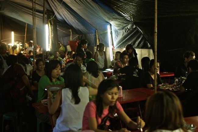 途中の『プラトゥナーム市場』。ものすごく賑わってます。