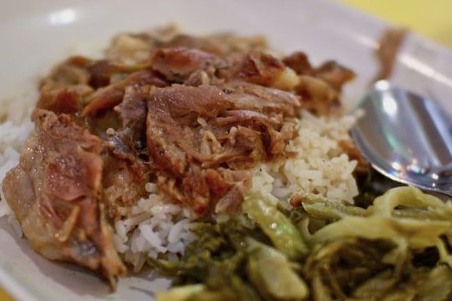 鶏肉をとろとろに煮込んだものをゴハンにかけたヤツ。まあまあおいしい。