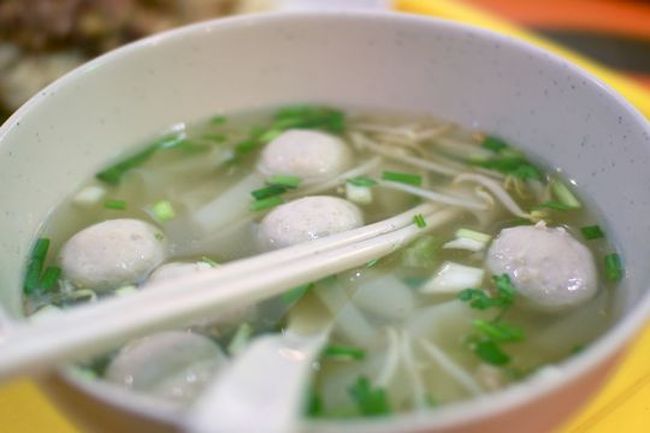 タイのラーメン。麺をきしめんの太すぎるヤツ（センヤイ）にしたけど、今まで食べたことのない食感で美味しかった。