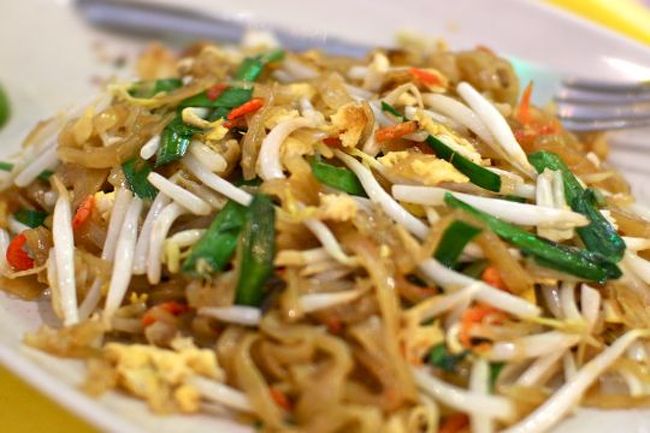 パッ・タイ。ビーフンの焼きそば、甘辛な味付けで超美味しかった。