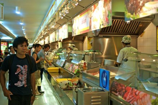 この地区最大のMBKのフードコートで夕飯。こういう地元民が集うところで食べるのが好き。