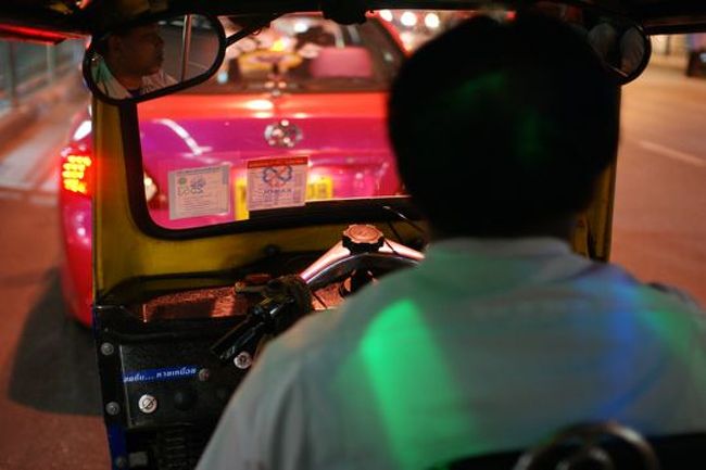 夜も更けてきて、疲れたので、トゥクトゥクで帰りました。最初200バーツとか言うからふざけんな！って思って、80バーツまで下げさせた。100バーツ札しかなかったので、20バーツはチップであげたけど、ホントは50バーツ程度の運賃らしい。さっそくぼられたわけで......。<br /><br />ホテル帰って、即就寝..... 