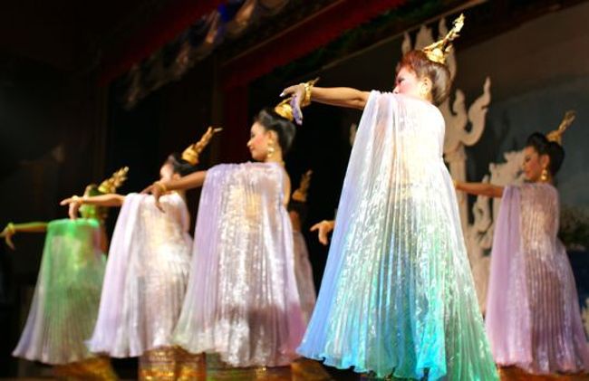 タイの古典舞踊を鑑賞しながらの夕食。まあ期待通のつまらなさ.....、料理は昨日のフードコートの料理のおいしさには遠く及ばず、なんだかとりあえずな味付け。