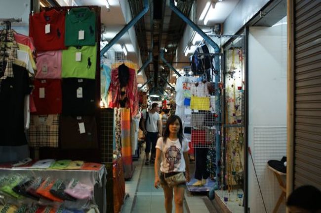 ナイトマーケット。正直クタクタなので帰りたいんですけど.....。といいつつ、お土産買ったけど。<br /><br />....明日は午前中に自由時間があるのでワット・ポーまで行って念願のタイマッサージだ〜〜 