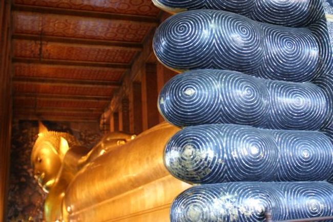 寝釈迦仏。数年前に来たときはなんか工事してて、足場が組んであったけど、今回もなんか軽く工事しているようでした。いつも工事してるのか？