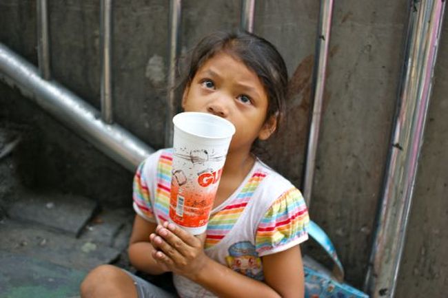 ホテルまでの帰り道、こういう子供が山のようにいます。大人がやらせてるんだろうけど......。