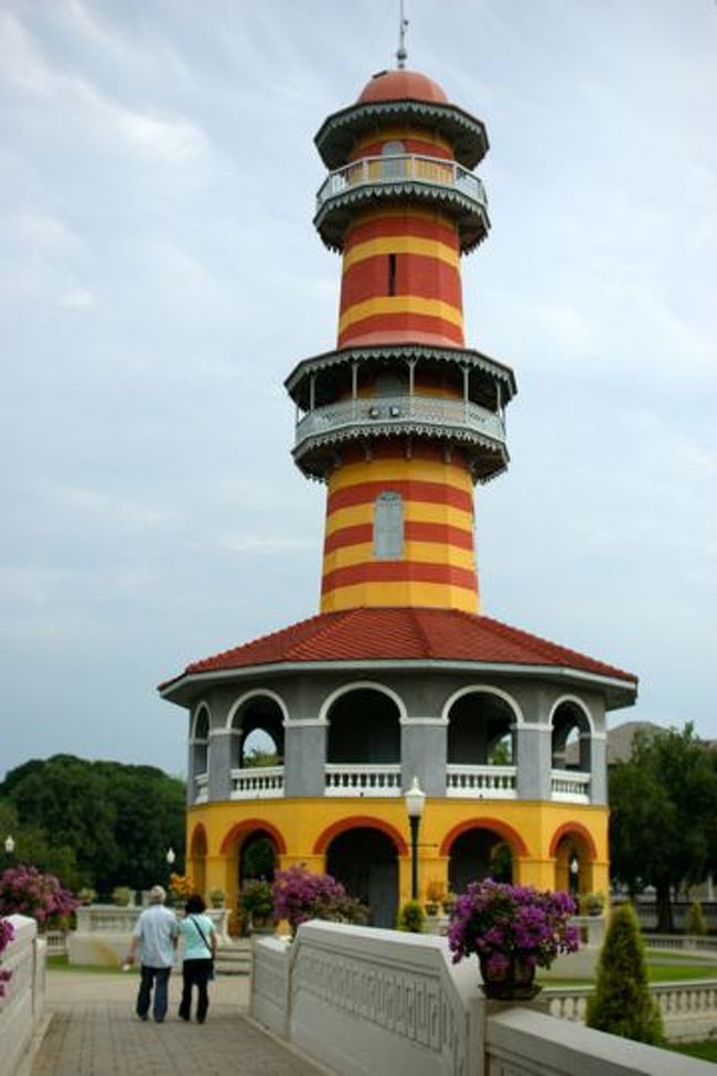 ホテルでお昼を食べて、午後の観光、アユタヤ遺跡へ出発.....。まずはバンバイン離宮。