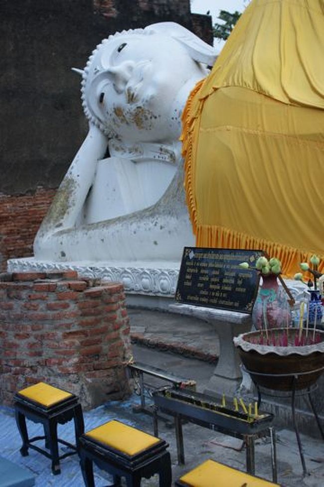 ワット・ヤイ・チャイ・モンコン 。小さな寝釈迦仏がいました。<br /><br />今回のツアーでバスへの再集合の時間を全然守らない一人参加のおばさんがいて、もーかなり迷惑した。こういうツアーに一人っきりで参加するくらいだから、相当図太い神経なんだろうけど......。トータル1時間くらいこのおばさんのために時間つぶした感じだ。