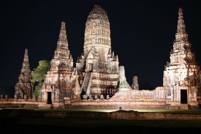 アユタヤ遺跡のライトアップ。迷惑おばさんのせいで見学ポイントを覗いた程度で速攻でホテルへ。この時点で予定より1時間30分押してる.....。<br /><br />明日は4時30分起床。つらい〜