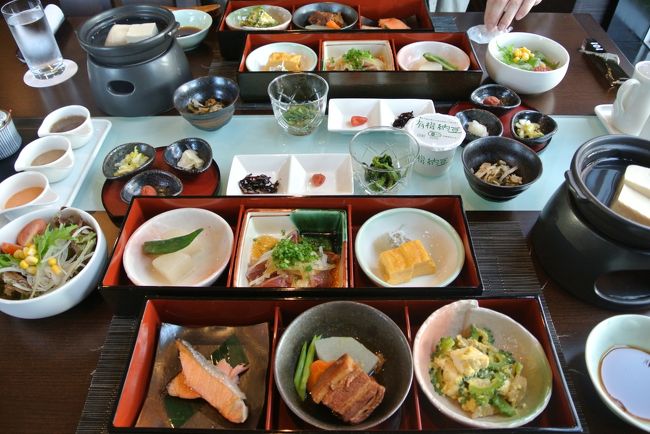 さ、今日も楽しみな朝食タイムですよ〜<br /><br />うわー<br /><br />今朝もまた<br />たくさん・・・<br /><br />ほんと、旅館の朝食みたいですよ、これは！