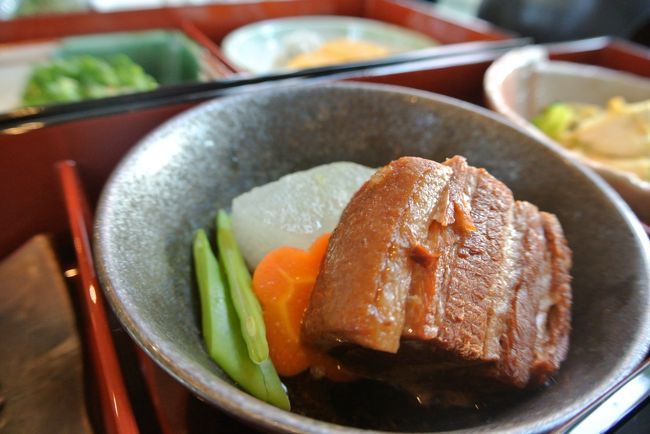 またまたラフテー☆<br /><br />朝からお肉サマがいただける幸せ☆<br /><br />昨日のラフテーとちょっと違って<br />今朝の物は少し硬めに煮てあって<br />がっつり、でもさっぱりいただけました。