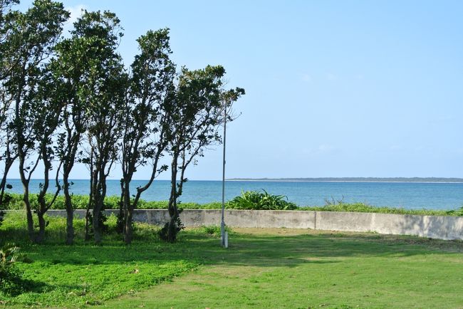 レストランから庭越しに眺める海・・・<br /><br />今日は竹富島がよく見えるよ。